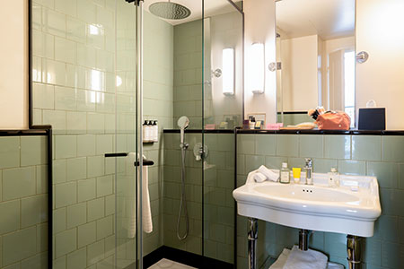 Salle de bains de la Bonne Chambre DADOU, hôtel Paris 17