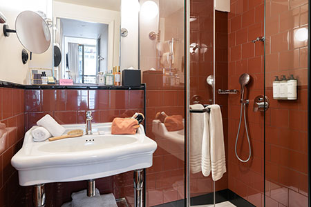 Salle de bains de la Very Bonne Chambre DADOU, hôtel Paris 17